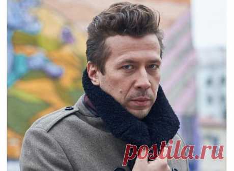 Андрей Мерзликин не меняется с возрастом: звезда &quot;Бумера&quot; показал детское фото с сестрой