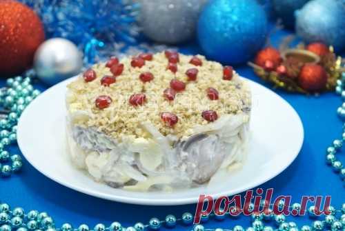 Салат с кальмарами и шампиньонами «Зимний вечер» Очаровательный новогодний салат с нежными кальмарами и грибами «Зимний вечер».