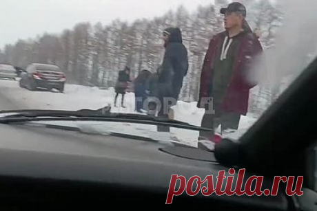Смертельное ДТП с маршруткой и легковушкой на российской трассе попало на видео. В Чувашии произошло смертельное ДТП с участием маршрутного автобуса и легкового автомобиля, в результате которого погиб один человек, еще девять пострадали. На кадрах видно маршрутку, которая вылетела с трассы на обочину и наехала на сугроб. Предварительно, столкнулись автомобиль Kia Rio и автобус Ford Transit.