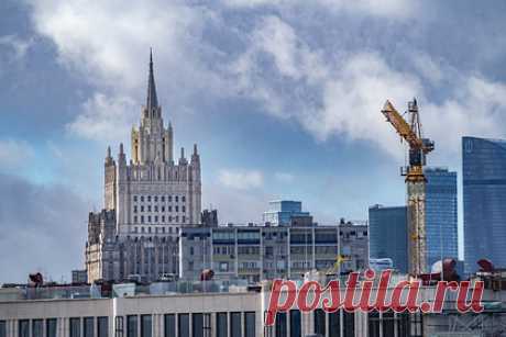 В МИД заявили о праве Донбасса и Запорожья на помощь России с референдумами. Луганская и Донецкая народные республики (ЛНР и ДНР), а также Запорожская и Херсонская области имеют право обращаться за помощью, в том числе финансовой, к России, другим странам и международным организациям при проведении референдумов. Об этом заявил посол по особым поручениям МИД РФ Владимир Чуров.
