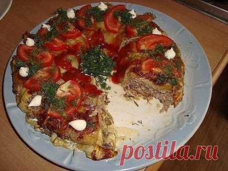 Любимое блюдо из кабачков.
Я на него реально подсела!
Обожаю это блюдо!  Очень часто делаю летом такую вкуснятину.
Отварить рис - 3 столовых ложки, смешать с 500гр. фарша. Посолить, поперчить.
Грибы 300гр порезать небольшими дольками, лук полукольцами. Обжарить на растительном масле
Кабачок очистить от кожуры, нарезать вдоль тонкими (чем тоньше, тем лучше) ломтиками 3мм,слегка присолить. 
Форму для кекса смазать растительным маслом, уложить кабачки, так чтобы края кабачков свисали. Форму купил