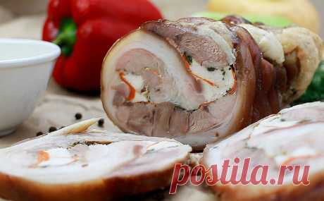 Добавляем к мясу специй и сворачиваем. Своя ветчина без затрат заменила колбасу на столе