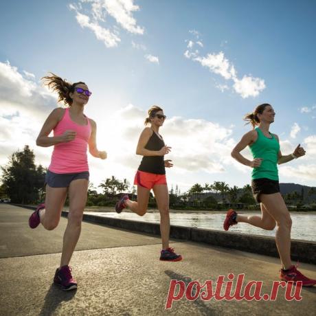 Практичные советы Runner’s World для летних пробежек: короткие паузы, вода и электролиты, снижение темпа и легкая одежда.