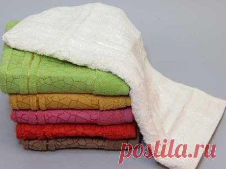 ДОМАШНИЙ СОВЕТ. ЧЕМ ОТБЕЛИТЬ КУХОННЫЕ ПОЛОТЕНЦА?

Отбеливать кухонные полотенца можно при помощи обычной сухой горчицы. Горчичный порошок залейте горячей водой, перемешайте и подождите, пока смесь отстоится, затем процедите ее. На несколько часов положите в эту смесь грязные полотенца. Они не только станут белыми, но и продезинфицируются. Попробуйте!
•••