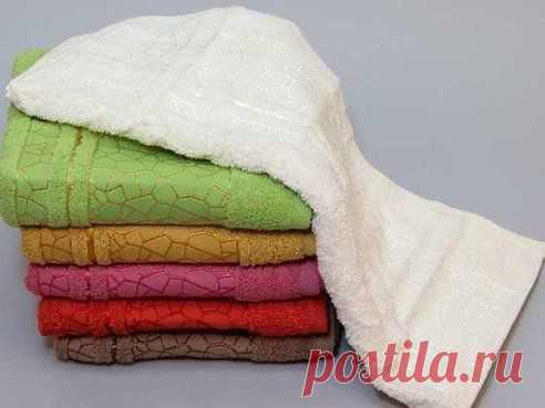 ДОМАШНИЙ СОВЕТ. ЧЕМ ОТБЕЛИТЬ КУХОННЫЕ ПОЛОТЕНЦА?

Отбеливать кухонные полотенца можно при помощи обычной сухой горчицы. Горчичный порошок залейте горячей водой, перемешайте и подождите, пока смесь отстоится, затем процедите ее. На несколько часов положите в эту смесь грязные полотенца. Они не только станут белыми, но и продезинфицируются. Попробуйте!
•••