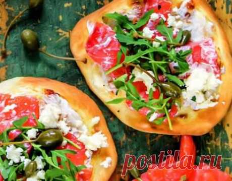 Сегодня мы узнаем как приготовить вкусные пиццетты с лососем и сметаной