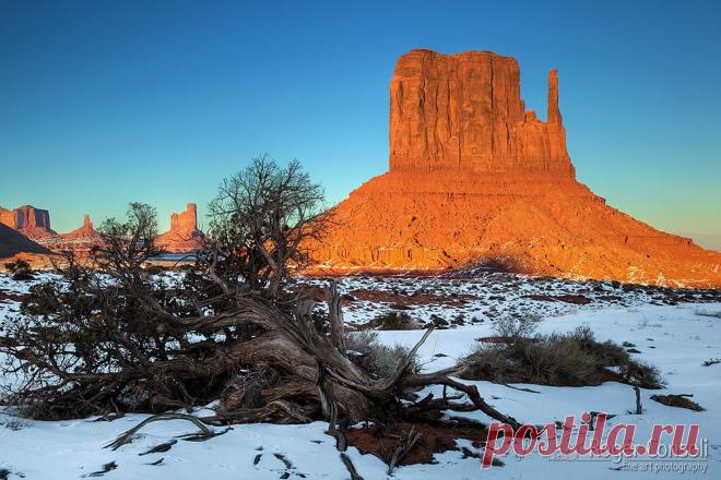 Red glowing monument by Roger Consoli / 500px