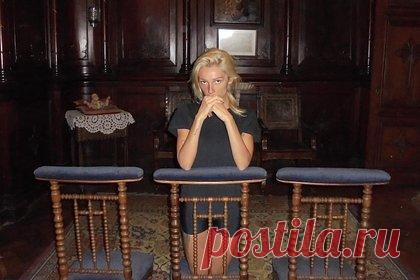 Ивлееву обругали в сети за непристойный наряд у креста. Подписчики обругали в сети российскую блогершу Анастасию Ивлееву за непристойный наряд, в котором она пришла в дом Альяги в Лиме, Перу. Телеведущая поделилась серией снимков, на которых она запечатлена, стоя на коленях перед алтарем. При этом на ней надеты короткие велосипедные шорты и черная приталенная футболка.