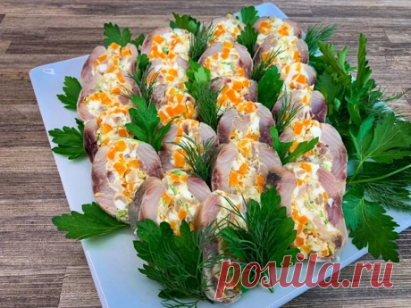 ЗАКУСКА ИЗ СЕЛЕДКИ НА ПРАЗДНИЧНЫЙ СТОЛ (Красивое и яркое блюдо)  

ПРАЗДНИЧНАЯ ЗАКУСКА ИЗ СЕЛЁДКИ. Очень вкусная и смотрится на столе потрясающе

Рецепт закуски:
 Слабосоленая сельдь - 2 шт.
 Морковь вареная - 1 шт.
 Лук зелёный - 30 г.
 Яйцо куриное отварное - 3 шт.
 Сыр творожный - 50 г.
 Сливочное масло - 1 ст.л

Приготовление:
Селедки разделать на филе, с каждого срезать немного мякоти, чтобы выровнять по толщине. «Лишнюю» рыбную мякоть, морковь, лук и яйца нарезать, с...