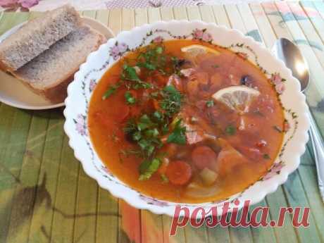 Солянка сборная мясная с копченостями и солеными огурцами