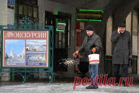 Россиянам рассказали о неэффективности смеси сахара и соли. Смесь сахара и соли неэффективна в борьбе с гололедом. Сахар, в отличие от соли, может растапливать снег только при температуре не ниже одного градуса Цельсия. Его использование также нерентабельно из-за дорогого производства. Лучшим методом борьбы со снегом являются многокомпонентные реагенты.