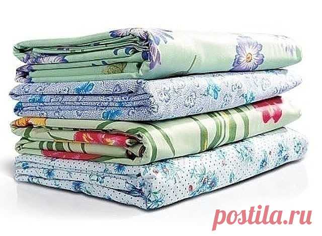 Всем понятно, что самому сшить комплект постельного белья будет намного дешевле, чем купить готовый. Но мало кто знает, что это еще достаточно и просто. А так как мы девушки хозяйственные и экономные, то будем шить постельное белье сами.

Приведу стандартные размеры постельных комплектов:

Полуторный комплект постельного белья
Полуторное постельное белье состоит из пододеяльника, простыни и одной или двух наволочек.
Размеры 1.5 спального комплекта:
Пододеяльник: 160х220 см...