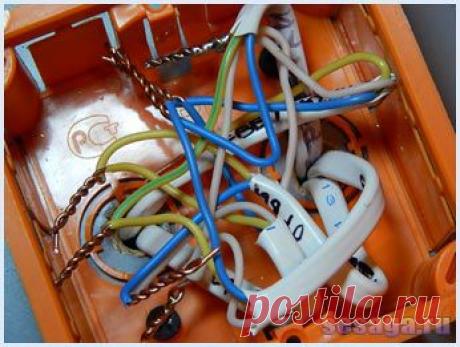 Соединение проводов в распределительной коробке.