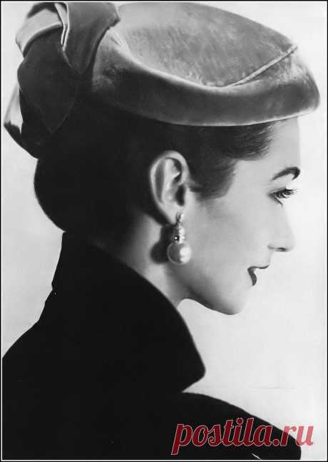 Model, photo by Horst, Vogue, October 15, 1950