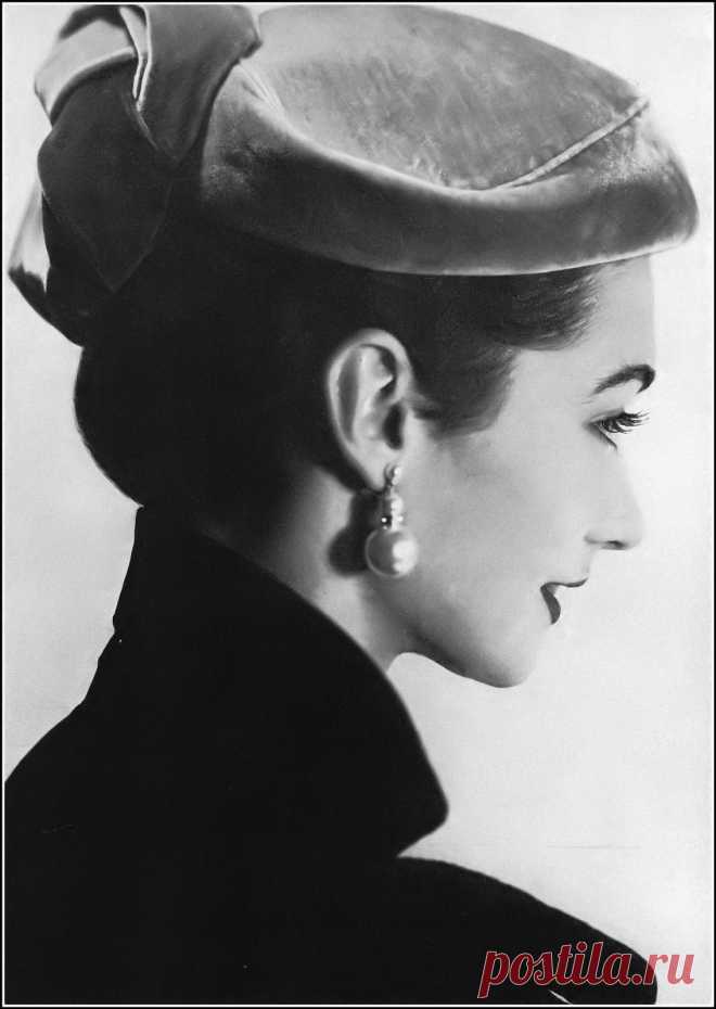 Model, photo by Horst, Vogue, October 15, 1950