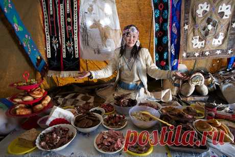 Кумыс и лосиные губы | Чёрт побери Вкусные правила и исключения современной якутской кухни.  Якутия — самый крупный по площади регион России. Она занимает примерно пятую часть страны. Здесь есть таежные леса, тундра, лесотундра и арктические пустыни. В этих суровых и прекрасных местах, где амплитуда колебания сезонных температур составляет 108 градусов Цельсия, проживает более ста народов. Чем они живут в буквальном смысле слова, выяснял эксперт «Ленты.ру» Леонид Гелибтерм...