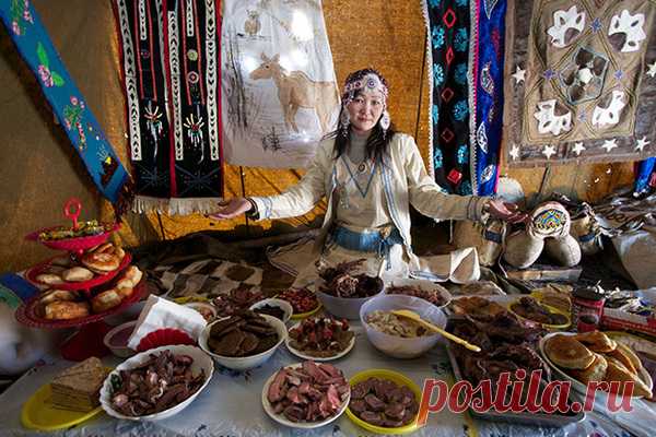 Кумыс и лосиные губы | Чёрт побери Вкусные правила и исключения современной якутской кухни.  Якутия — самый крупный по площади регион России. Она занимает примерно пятую часть страны. Здесь есть таежные леса, тундра, лесотундра и арктические пустыни. В этих суровых и прекрасных местах, где амплитуда колебания сезонных температур составляет 108 градусов Цельсия, проживает более ста народов. Чем они живут в буквальном смысле слова, выяснял эксперт «Ленты.ру» Леонид Гелибтерм...