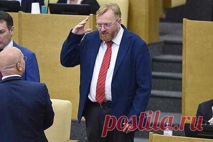 В Госдуме ответили на заявление Украины о сумасшествии Гоголя от русского языка. Депутат Госдумы Виталий Милонов рассказал о месте украинского языка в искусстве, ответив на высказывание Украины о сумасшествии писателя Николая Гоголя из-за русского языка. Милонов подчеркнул, что во времена Гоголя практически все сочиняющие произведения люди говорили на русском языке.
