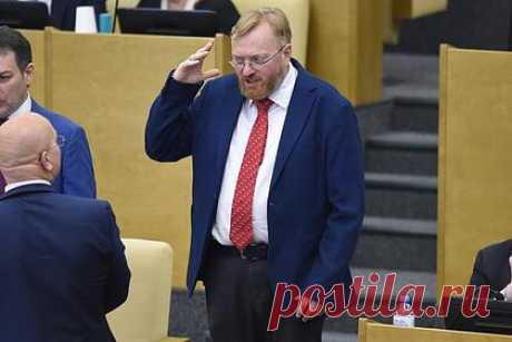 В Госдуме ответили на заявление Украины о сумасшествии Гоголя от русского языка. Депутат Госдумы Виталий Милонов рассказал о месте украинского языка в искусстве, ответив на высказывание Украины о сумасшествии писателя Николая Гоголя из-за русского языка. Милонов подчеркнул, что во времена Гоголя практически все сочиняющие произведения люди говорили на русском языке.