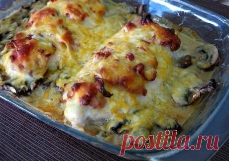 ароматное филе куриной грудки, запеченного с грибами, беконом и сыром в горчичном соусе.