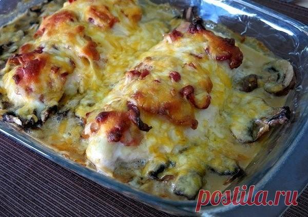 ароматное филе куриной грудки, запеченного с грибами, беконом и сыром в горчичном соусе.