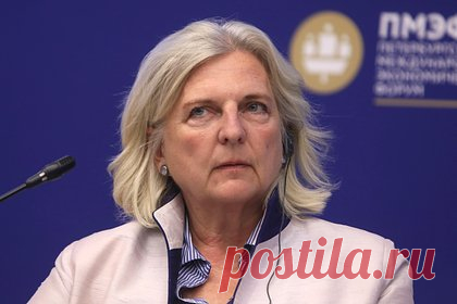 Экс-глава МИД Австрии заявила о нежелании возвращаться на родину. Экс-глава МИД Австрии Карин Кнайсль заявила о нежелании возвращаться на родину. «Я потеряла все, что у меня было в Австрии: репутация, моя жизнь, книги, которые написала. Я потеряла их не из-за угроз, они неприятны, но важнее этого то, что у меня не было работы. Без нее я не могу жить», — заявила Кнайсль.