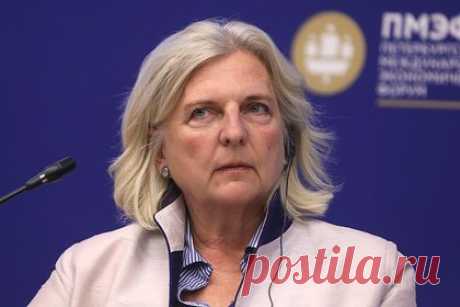 Экс-глава МИД Австрии заявила о нежелании возвращаться на родину. Экс-глава МИД Австрии Карин Кнайсль заявила о нежелании возвращаться на родину. «Я потеряла все, что у меня было в Австрии: репутация, моя жизнь, книги, которые написала. Я потеряла их не из-за угроз, они неприятны, но важнее этого то, что у меня не было работы. Без нее я не могу жить», — заявила Кнайсль.
