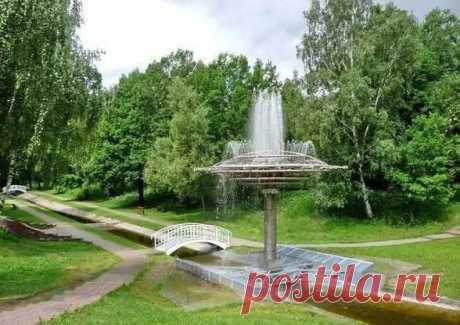 2. Парк «Сокольники»
Самое большое общественное пространство города. Два розария, бассейн под открытым небом, велодорожки — летом. Горка, два катка, километры лыжни — зимой.