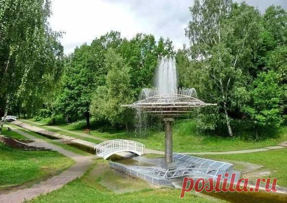 2. Парк «Сокольники»
Самое большое общественное пространство города. Два розария, бассейн под открытым небом, велодорожки — летом. Горка, два катка, километры лыжни — зимой.
