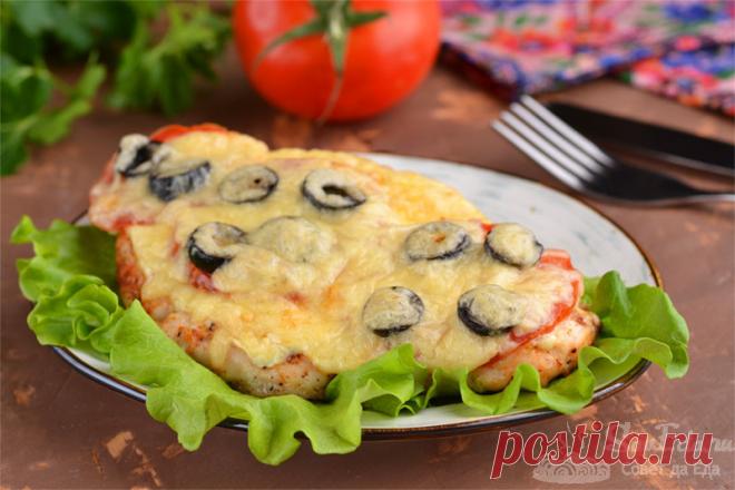 Курица по-французски в духовке.

Сочная и очень вкусная курица по-французски с помидором, маслинами и твердым сыром. Филе быстро отбиваем, дополняем майонезом, ломтиками помидора, кружочками маслин, натертым сыром и быстро запекаем в духовке. Красивое праздничное блюдо за 35 минут.