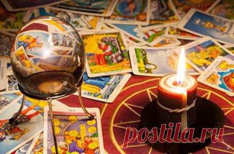 Анжела Перл делает предсказания на картах Таро для каждого знака Зодиака