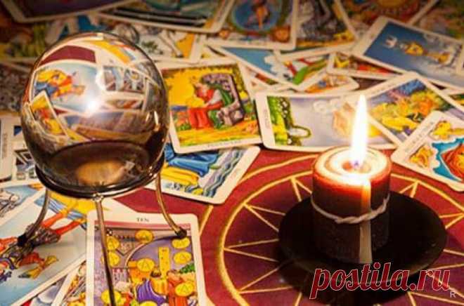 Анжела Перл делает предсказания на картах Таро для каждого знака Зодиака