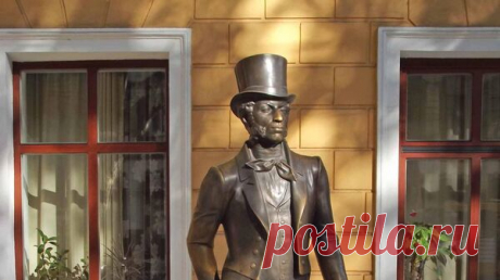 Вандалы облили краской памятник Александру Пушкину в Одессе