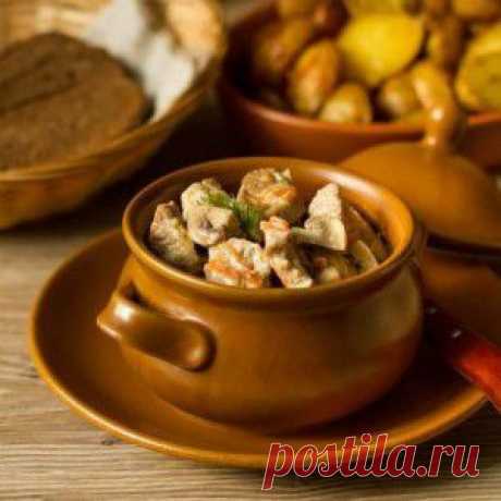 Свинина с грибами, тушенная в сметане