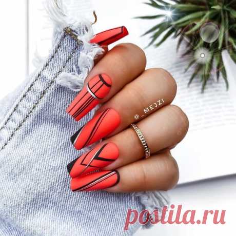 Яркие ногти с геометрией