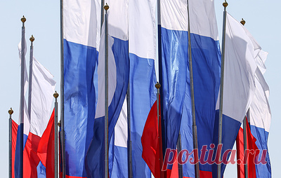 Минобрнауки РФ не планирует вводить церемонию поднятия флага и исполнения гимна в вузах. Замглавы ведомства Константин Могилевский пояснил, что в высших учебных заведениях время начала занятий различается в зависимости от факультета и курса