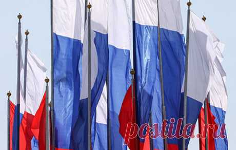 Минобрнауки РФ не планирует вводить церемонию поднятия флага и исполнения гимна в вузах. Замглавы ведомства Константин Могилевский пояснил, что в высших учебных заведениях время начала занятий различается в зависимости от факультета и курса