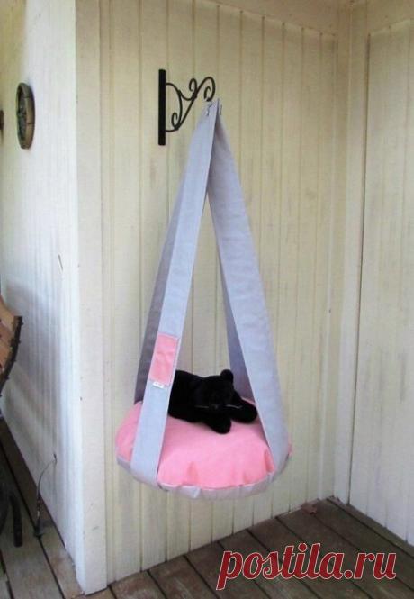Как организовать для домашнего любимца не лежанку Как организовать для домашнего любимца не лежанку, а хоромы, подробно показано в мастер-классе ниже.Творите и будьте счастливы.