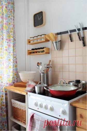 Идеальный порядок на кухне: 14 отменных способов хранить кухонную утварь и продукты На кухне очень сложно поддерживать постоянный порядок! Тут и нескончаемая готовка, и множество кухонных приспособлений с посудой, да и продукты всегда пополняются…
Но как сделать так, чтобы при минима...