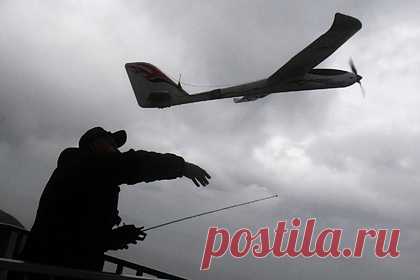 В США описали атаку российских дронов на американских солдат в Польше. Первое использование автономных дронов в военных целях не будет сопровождаться появлением гигантского огненного шара в небе и изначально может выглядеть вполне безобидно, пишет американский журнал Popular Mechanics. Издание проиллюстрировало данное утверждение, описав гипотетическую атаку дронов на солдат.