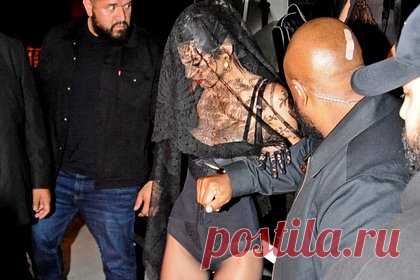 Кендалл Дженнер прошлась по улице в нижнем белье. Американская супермодель Кендалл Дженнер появилась на публике в откровенном образе и привлекла внимание папарацци. Знаменитость прошлась по улицам Лос-Анджелеса в черном боди в сочетании с тонкими колготками бренда Calzedonia. Образ манекенщицы дополнили туфли Tom Ford и кружевная фата.