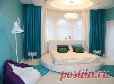 Спальня: огромная круглая кровать в ярком интерьере