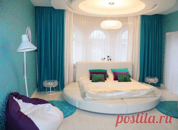Спальня: огромная круглая кровать в ярком интерьере