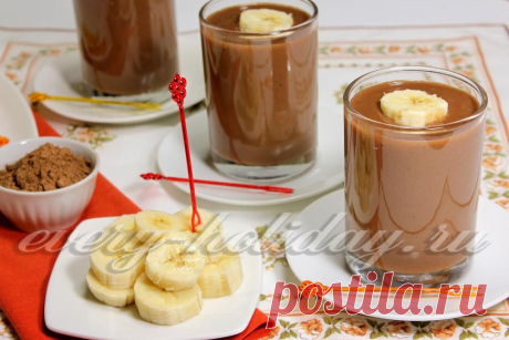 Шоколадный смузи с фруктами и корицей.