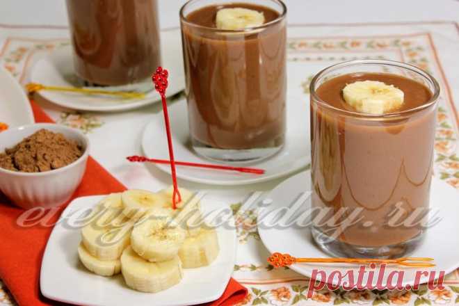 Шоколадный смузи с фруктами и корицей.