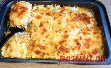 Минтай под луково-морковной «шубой»
Рыба с овощами в духовке — полезное и легкое в приготовлении сочетание. Предлагаем сделать минтая под луково-морковной «шубкой». Блюдо получится сытным и сочным.

Ингредиенты:

Минтай замороженный — 350 г;
морковь — 1 шт.;
лук — 1 шт.;
майонез — 1 ст. л.;
сметана — 1 ст. л.;
масло растительное — 1 ст. л.;
вода — 150 мл;
соль, черный перец — по вкусу;
лук зеленый — 2−3 пера.

Приготовление:

Шаг 1. Рыбу слегка разморозить, удалить внутрен...