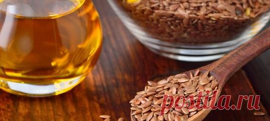 Эти мелкие тёмно-коричневые семечки — один из столпов диетического питания. Они содержат огромное количество полезных веществ — от клетчатки до витаминов, микроэлементов и незаменимых жирных кислот. Вот восемь поводов съедать хотя бы по столовой ложке льняного семени ежедневно.