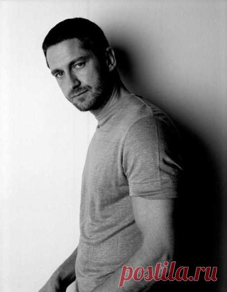 Кто лучше целуется: Джерард Батлер выбирал между Джоли и Энистон