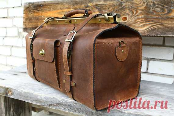 Huge doctor bag, brown travel bag, leather doctor bag, genuine leather bag, huge leather, mens leather bag, brown leather bag Genuine leather doctor bag  Doctor bag handmade from brown monochromatic waxed genuine leather. Outside the lock closes at four, and optionally can be closed on the lock with keys. Brass fittings. This leather doctor bag have comfortable handle. Inside of bag is a carabiner for padlock. The