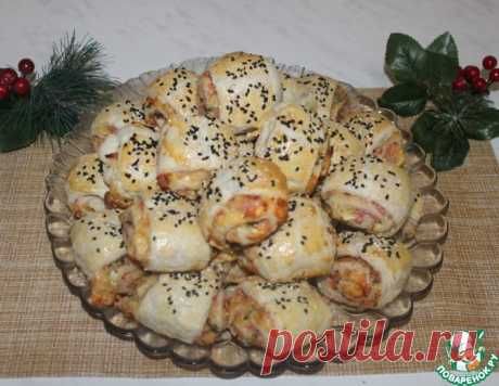 Закусочные рулетики с колбасой и сыром